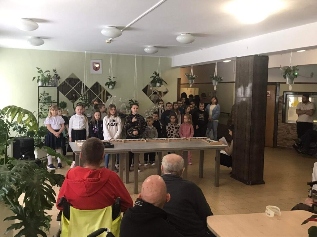 Występ uczniów przed mieszkańcami DPSu