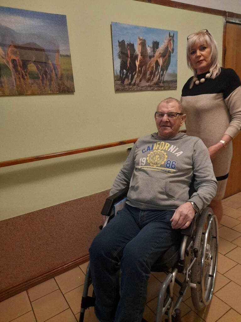 Mieszkaniec wraz z opiekunką