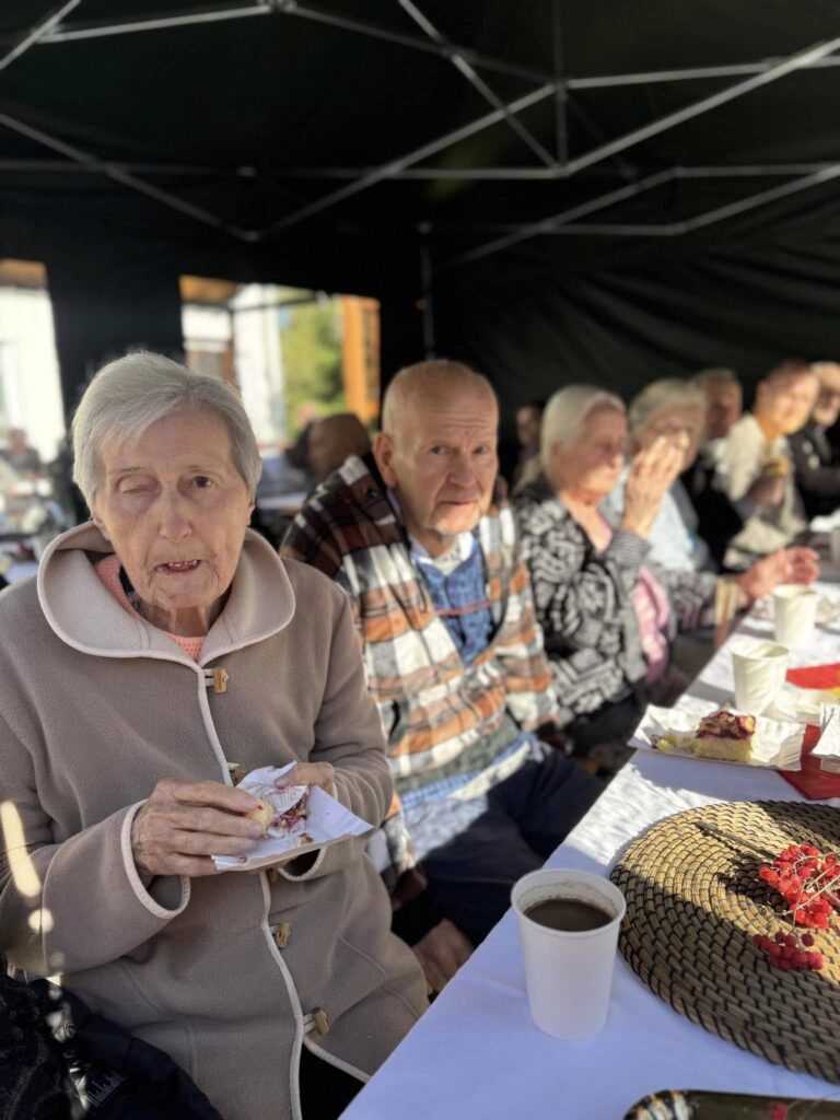 Mieszkańcy degustują jesienny poczęstunek
