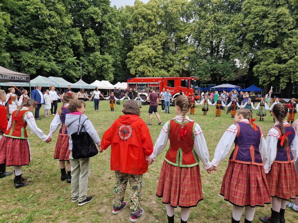 Dzieci i młodzież w strojac ludowych