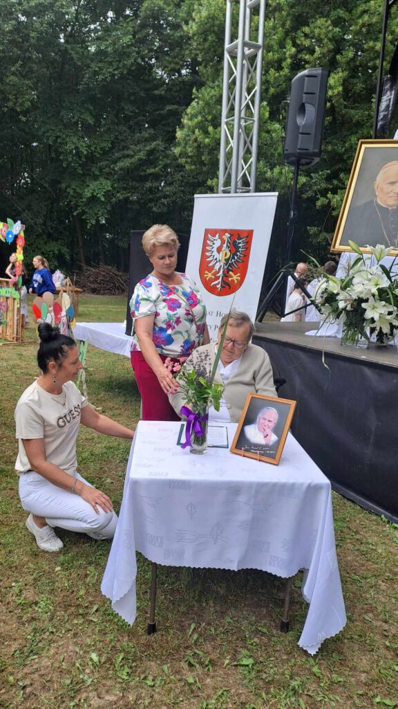 Opiekunowie i mieszkanka DPS