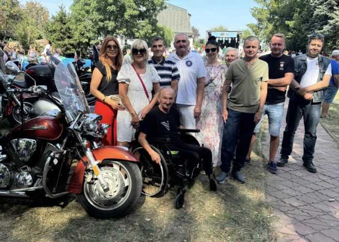 Mieszkańcy i opiekunowie wraz z motocyklistami