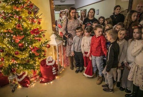 Dzieci przy choince