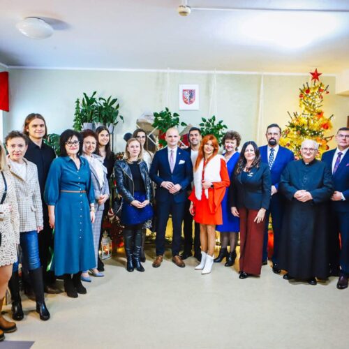 Zaproszeni goście i dyrektor DPS