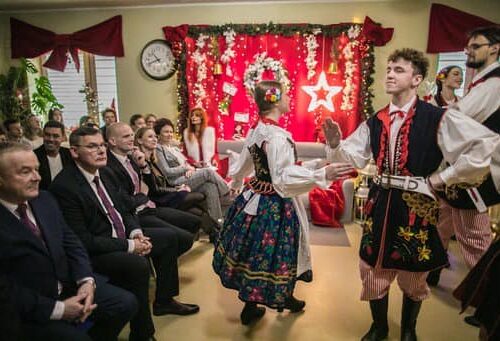 Para tańczy w ludowych stołach