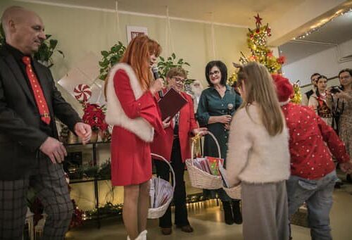 Dyrektor wręcza prezenty