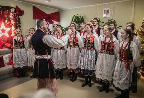 Chór śpiewa kolędy