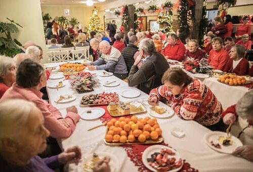 Mieszkańcy jedzą wigilijny posiłek