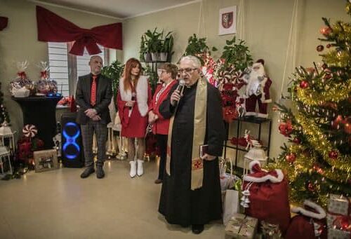Ksiądz składa życzenia