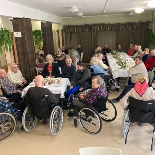Mieszkańcy w trakcie wspólnegoposiłku
