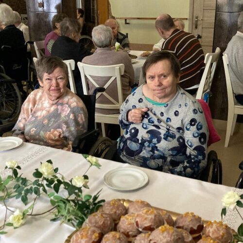 Mieszkanki jedzą pączki