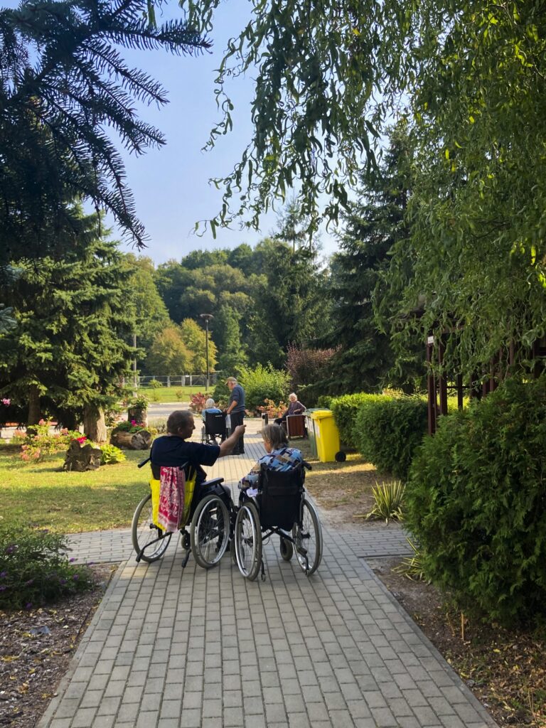 Mieszkańcy w ogrodzie