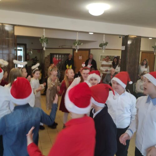 Dzieci wspólnie bawią się z okazji dnia Babci i Dziadka