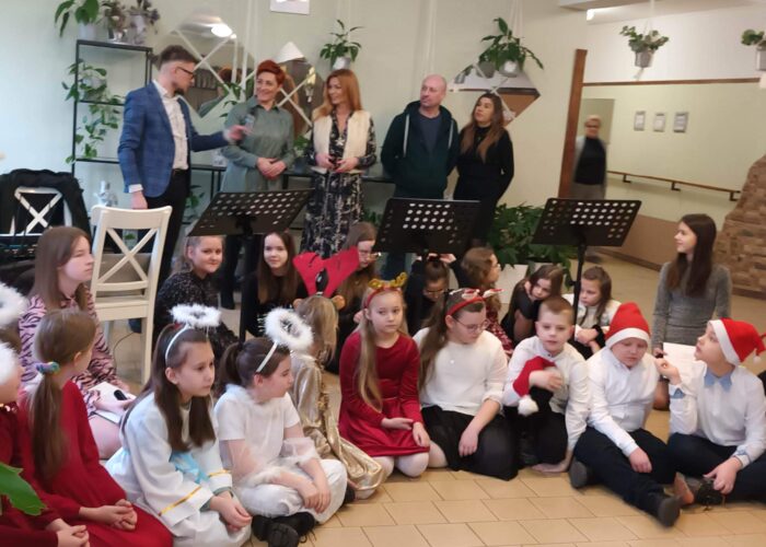 Dzieci ze szkoły podstawowej w DPS Koszelew