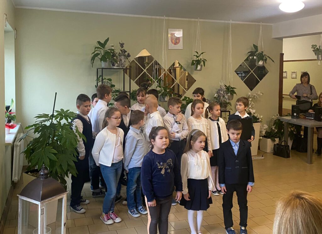 Dzieci w trakcie występu przed mieszkańcami