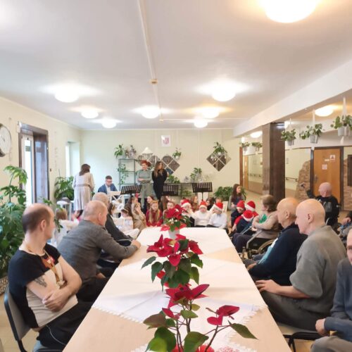 Mieszkańcy oglądający występ