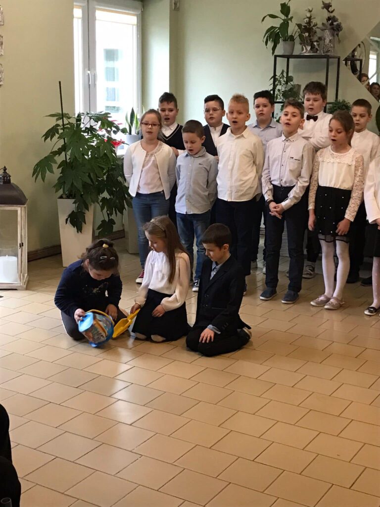Dzieci w trakcie przedstawienia