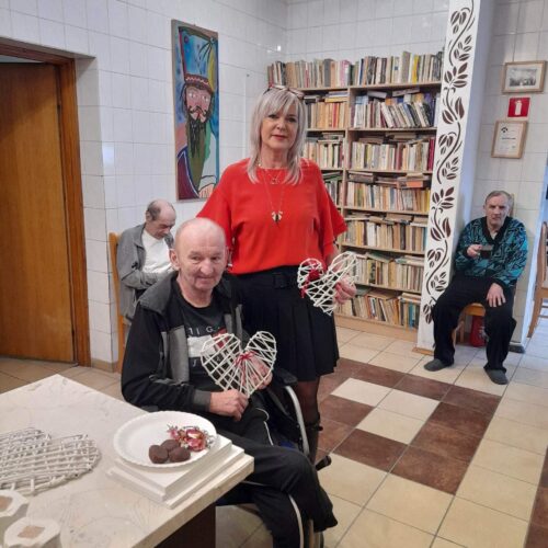 Mieszkaniec domu DPS z otrzymanym walentynkowym serce