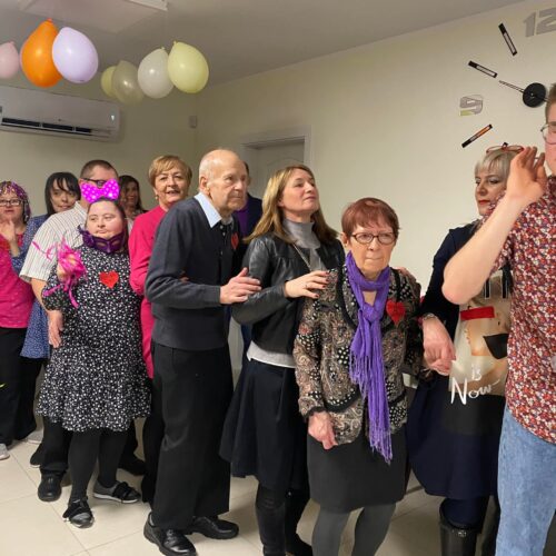 Mieszkańcy tańczący w trakcie balu