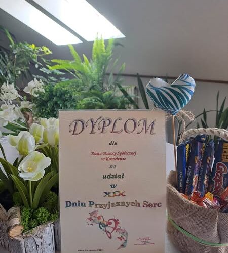 Dyplom dla mieszkańców DPS za udział w dniu przyjaznych serc