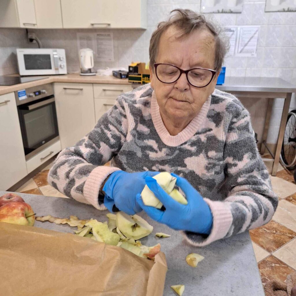 Obieranie przez mieszkańców jabłek