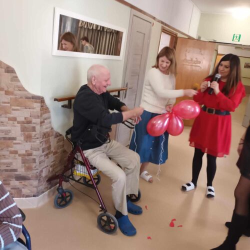 Mieszkańcy przygotowują balony