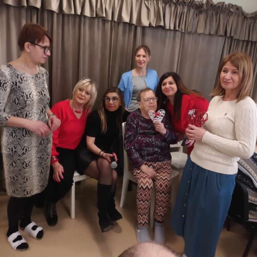 Mieszkańcy z opiekunami w trakcie walentynek