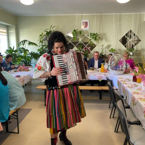 Kobieta gra na akordeonie