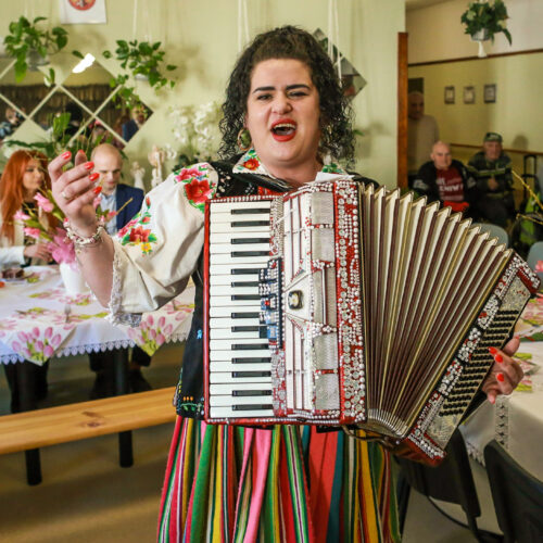 Kobieta w stroju ludowym śpiewa