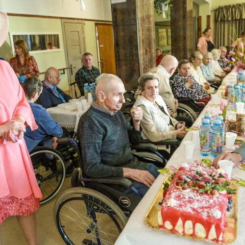 Mieszkańcy w trakcie świętowania 8 marca