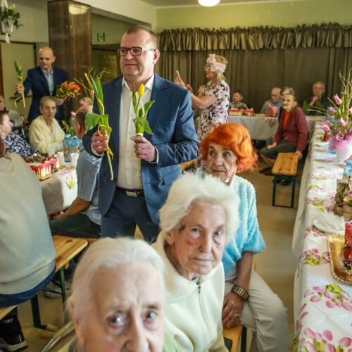 Wręczenie kwiatów paniom