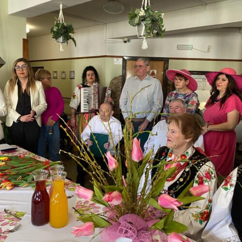 Wspólne śpiewanie mieszkańców i zespołu