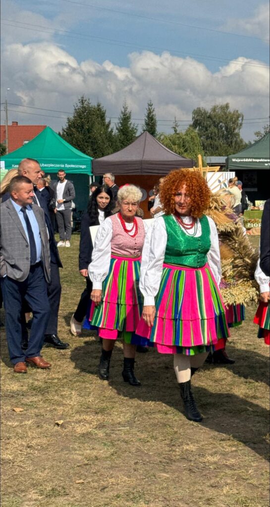 Zespół ludowy na dożynkach powiatowych