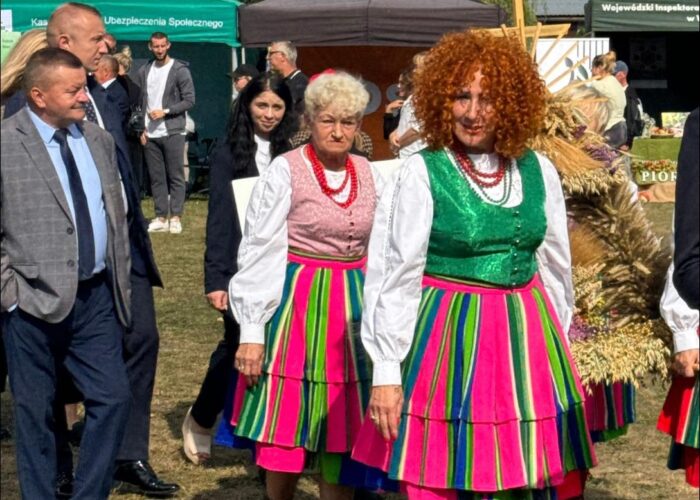 Zespół ludowy na dożynkach powiatowych