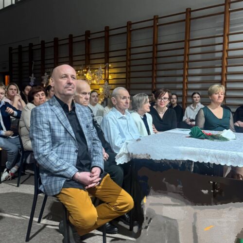 Opiekunowie i mieszkańcy oglądają występy