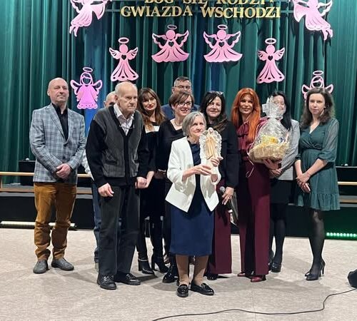 Mieszkańcy z opiekunami otrzymują prezent