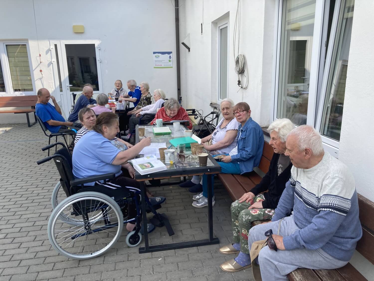 Mieszkańcy domu podczas terapii zajęciowej