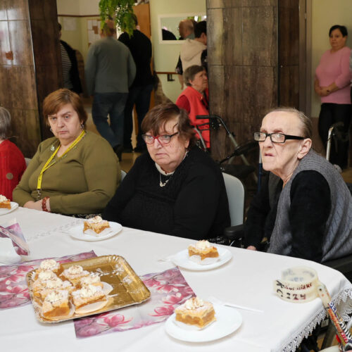 Panie degustują słodkości