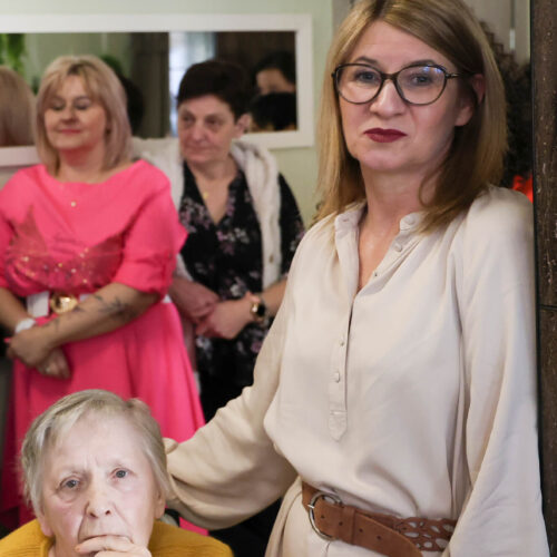Wspólne zdjęcie opiekunki i mieszkanki