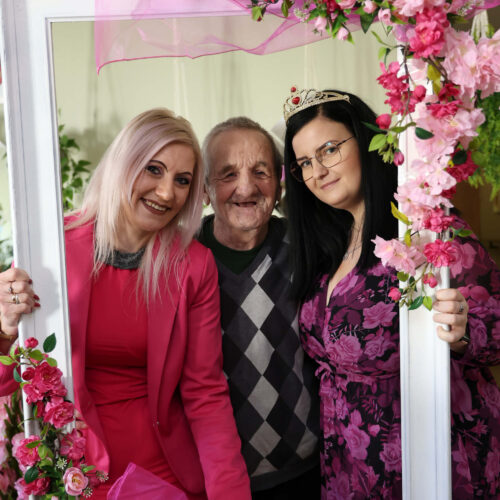 Wspólne zdjęcie opiekunek oraz mieszkańca