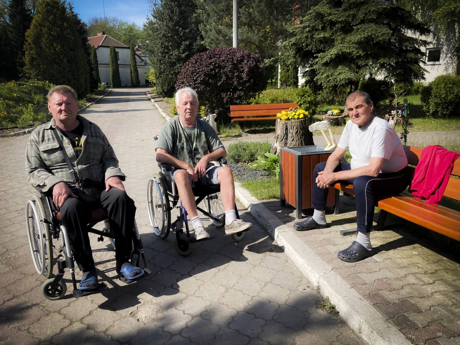 Mieszkańcy DPS spędzają wolny czas na świeżym powietrzu