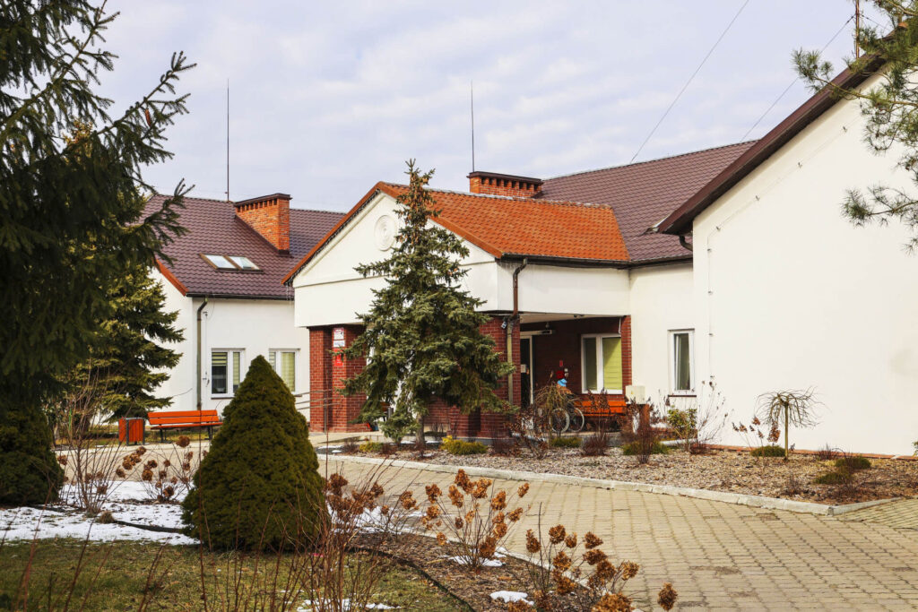 Wejście do DPS w Koszelewie