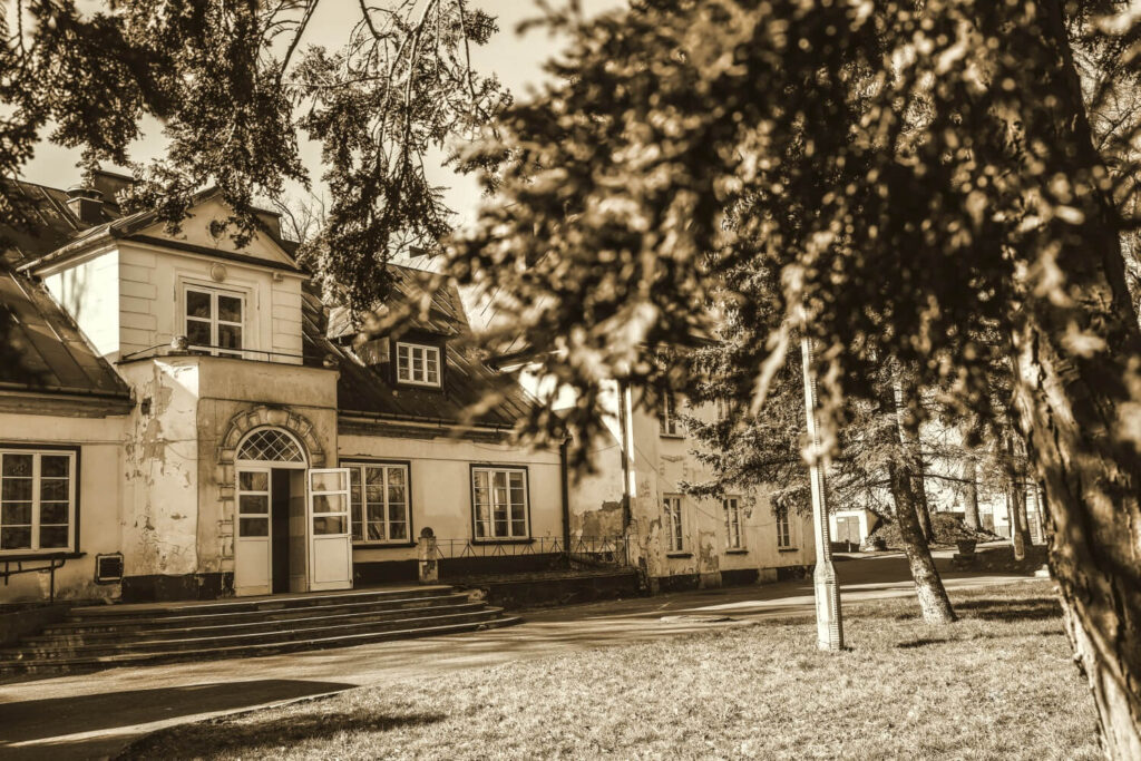 Historyczne zdjęcie domu pomocy społecznej w Koszelewie