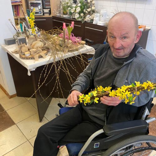 Mężczyzna przygotowuje wielkanocne ozdoby