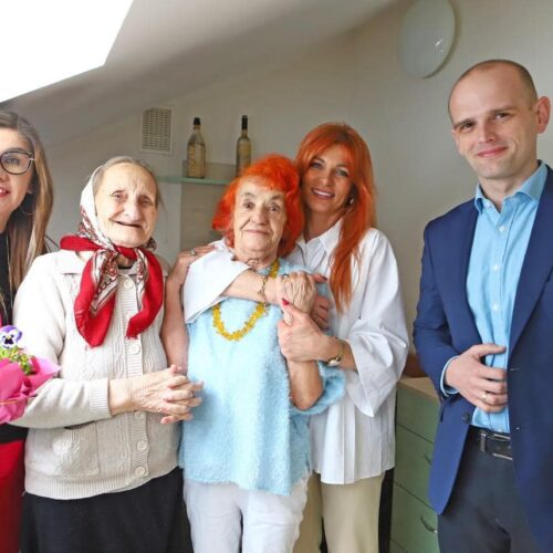 Dyrektor ze starostą i mieszkańcami