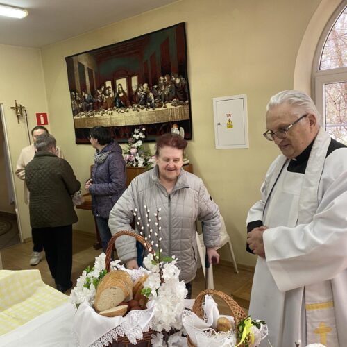 Ksiądz rozmawia z mieszkanką