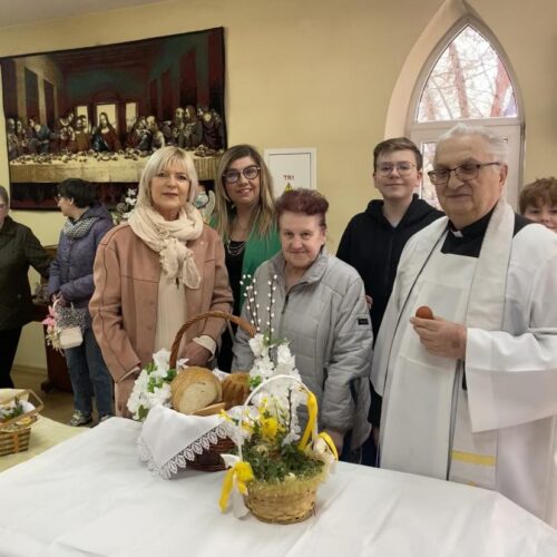 Ksiądz i mieszkąńcy