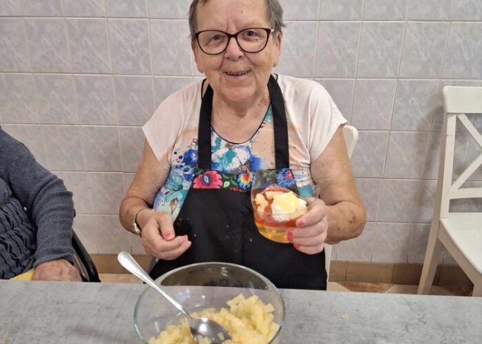 Uczestniczka warsztatów przy przygotowywaniu wypieków