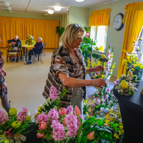 Sala DPS pełna wielkanocnych dekoracji